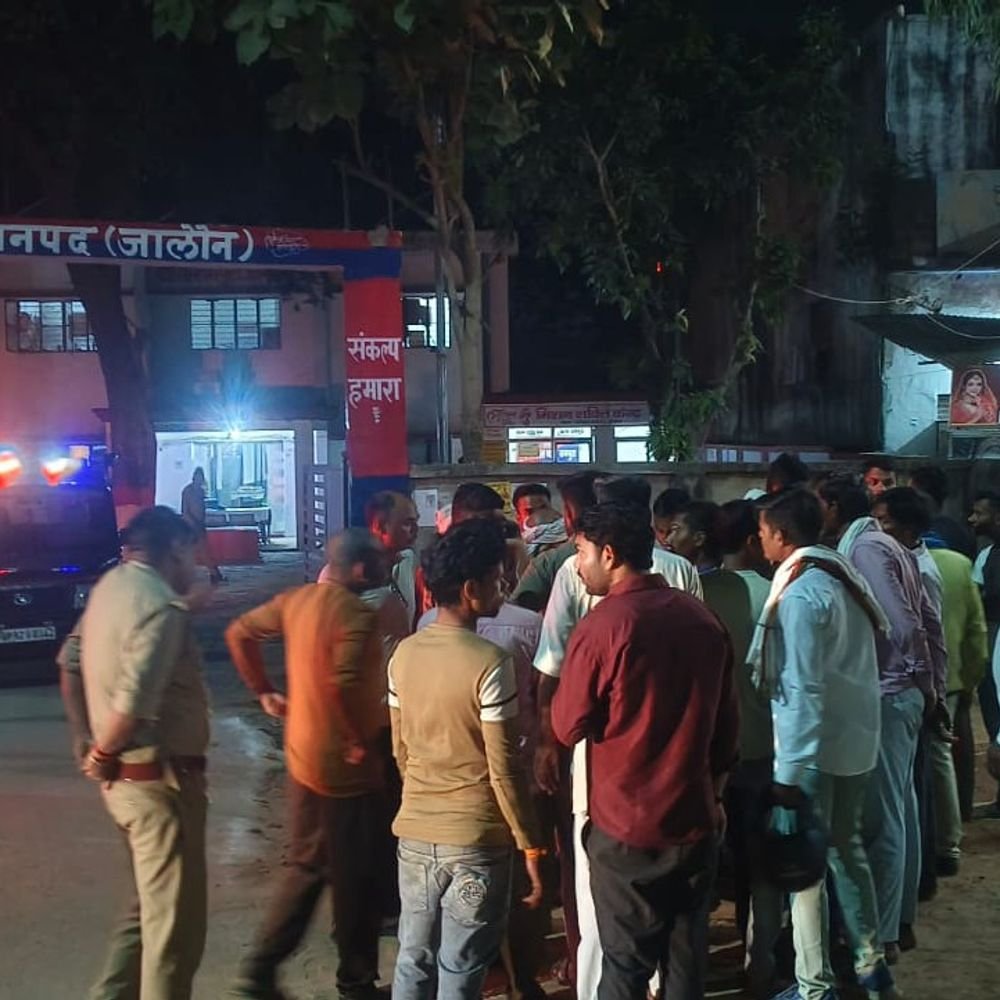 स्कूल बस ने स्कूटी सवार युवक को रौंदा:जालौन में बहन के शांति पाठ से लौटते समय हुआ हादसा, नवंबर में थी बड़ी बेटी की शादी