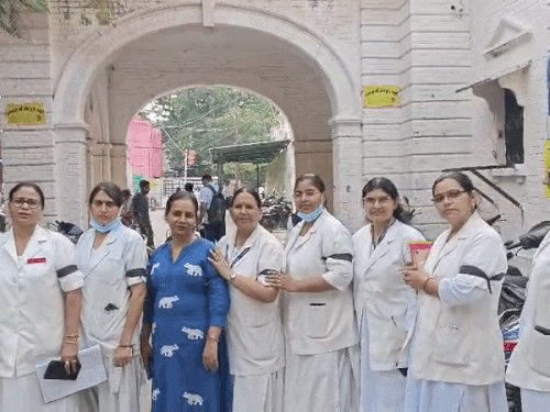 मेरठ में नर्सों का काली पट्टी बांधकर प्रदर्शन:लंबित मांगों को लेकर जताया रोष, 20 तारीख के बाद कार्य बहिष्कार की चेतावनी