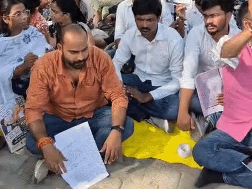 प्रयागराज में UPTET अभ्यर्थियों का प्रदर्शन:OMR रिजेक्शन-नॉर्मलाइजेशन को लेकर नारेबाजी की,छात्रों की मांग-संशोधित रिजल्ट जारी हो