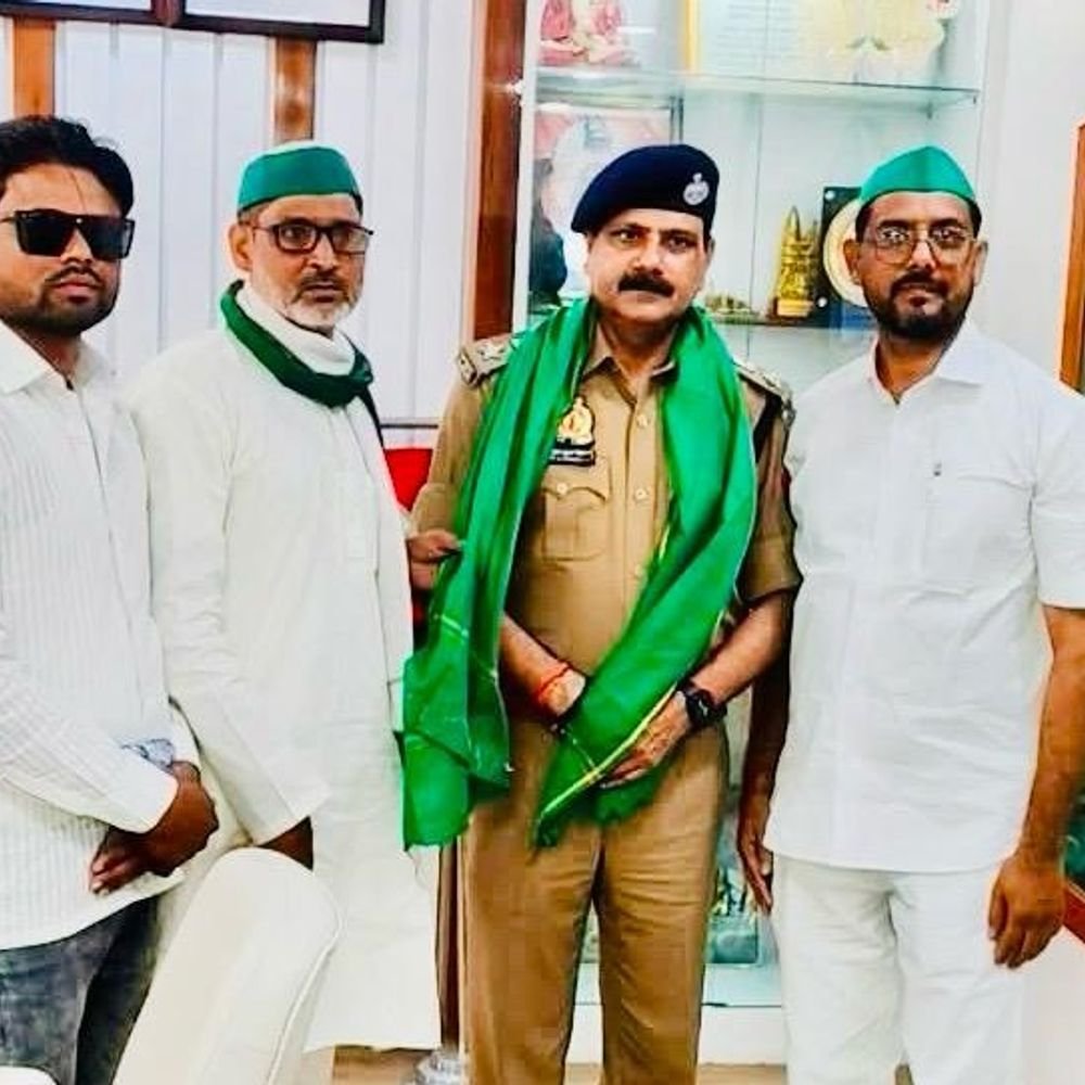 किसान यूनियन ने एसपी का किया स्वागत:हापुड़ में मधुबन कुमार सिंह को गमछा पहनाकर किया सम्मानित