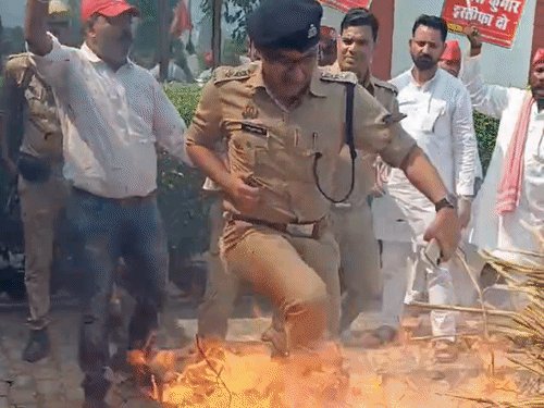 ज्ञानेश कुमार के जलते-पुतले को सीओ ने लात मारकर बुझाया:चंदौली में पुलिसकर्मी प्रदर्शनकारियों से छीनते नजर आए; ‘वोट चोर, गद्दी छोड़’ के नारे लगे