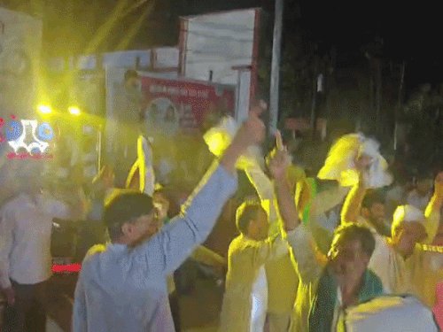 DM- SSP के सामने कलेक्ट्रेट पर किसानों ने किया डांस:तस्वीरों में देखिए मेरठ में भाकियू टिकैत का 9 घंटे चला प्रदर्शन