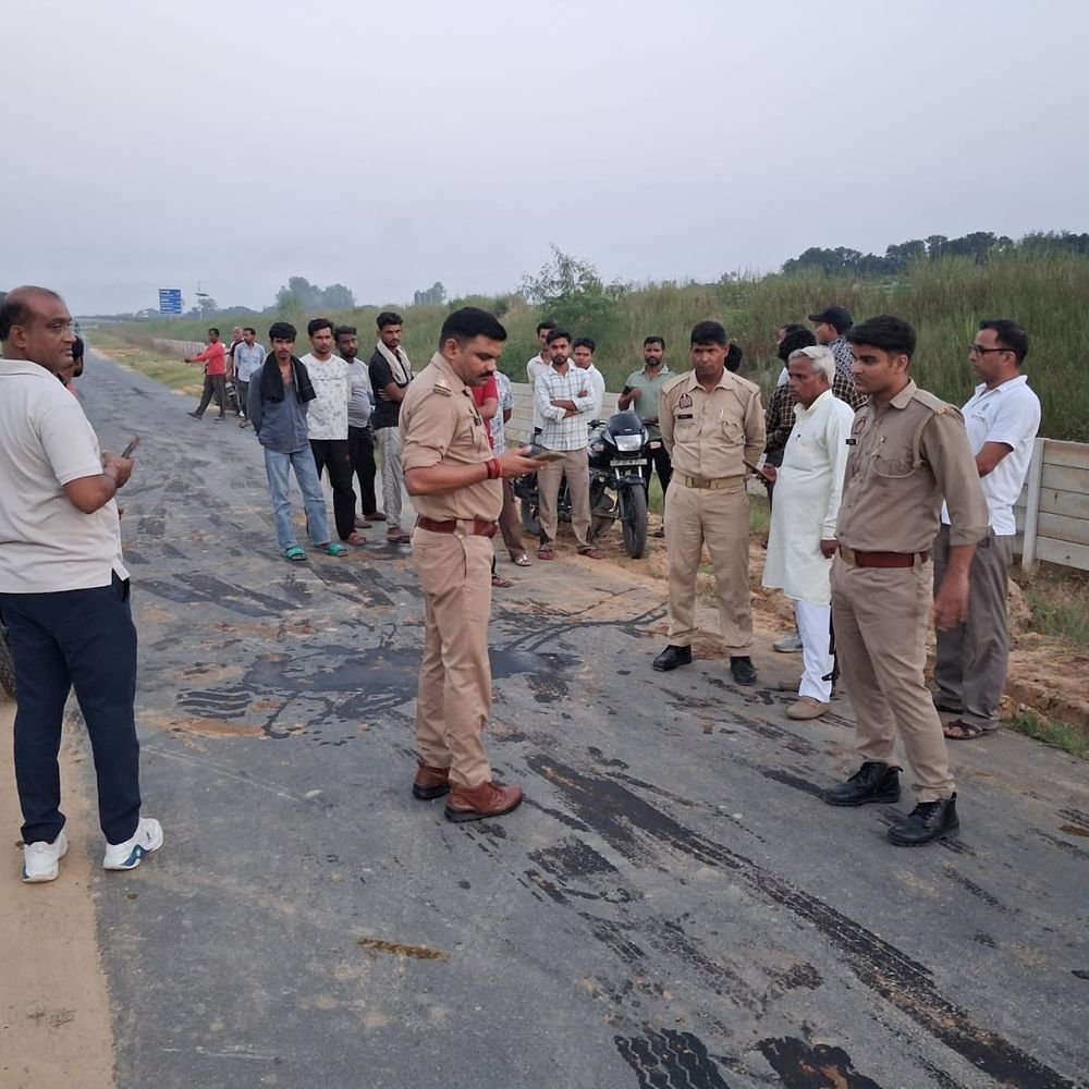 गंगा एक्सप्रेसवे पर ट्रैक्टर पलटने से किसान की मौत:हापुड़ में बेकाबू होकर पलटा, पुलिस ने हटवाया; जांच शुरू
