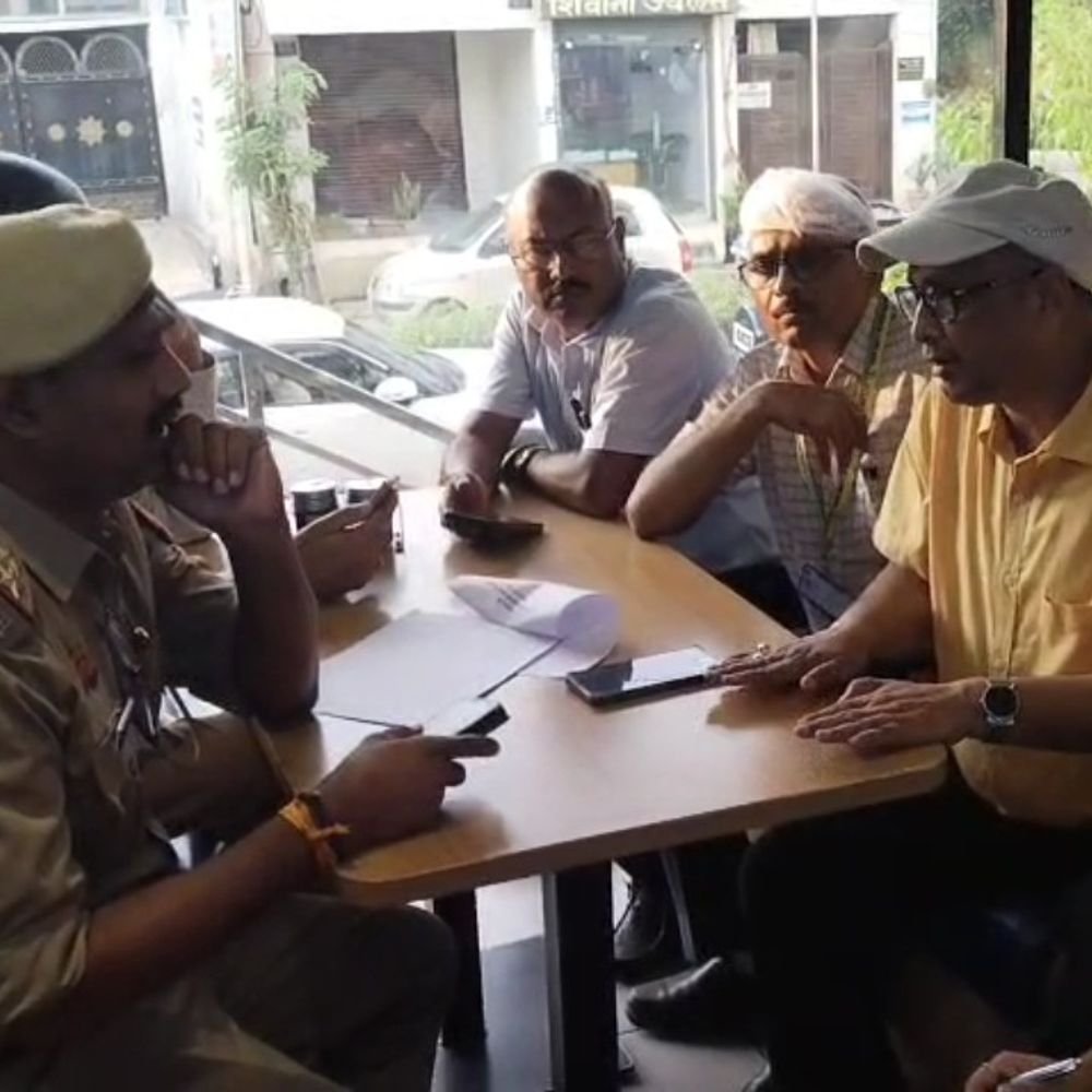 फतेहपुर में डोमिनोज रेस्टोरेंट सीज:मानकों के उल्लंघन पर कार्रवाई, तांबेश्वर नगर में हिंदू संगठनों ने ऑनलाइन नॉनवेज सप्लाई का किया था विरोध
