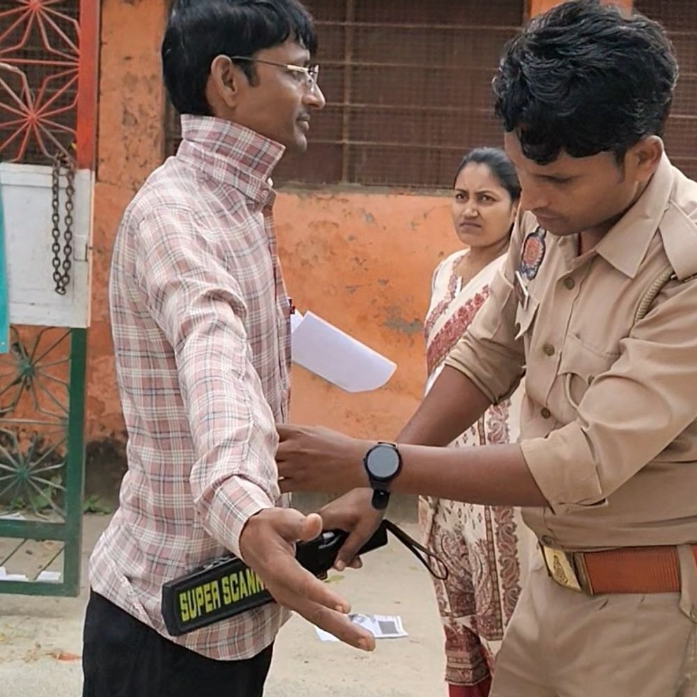 सीतापुर में PET अभ्यर्थियों के कलावे और जेवर उतरवाए:13 केंद्रों पर दो पालियों में 11,184 अभ्यर्थी देंगे परीक्षा, 500 पुलिसकर्मी तैनात