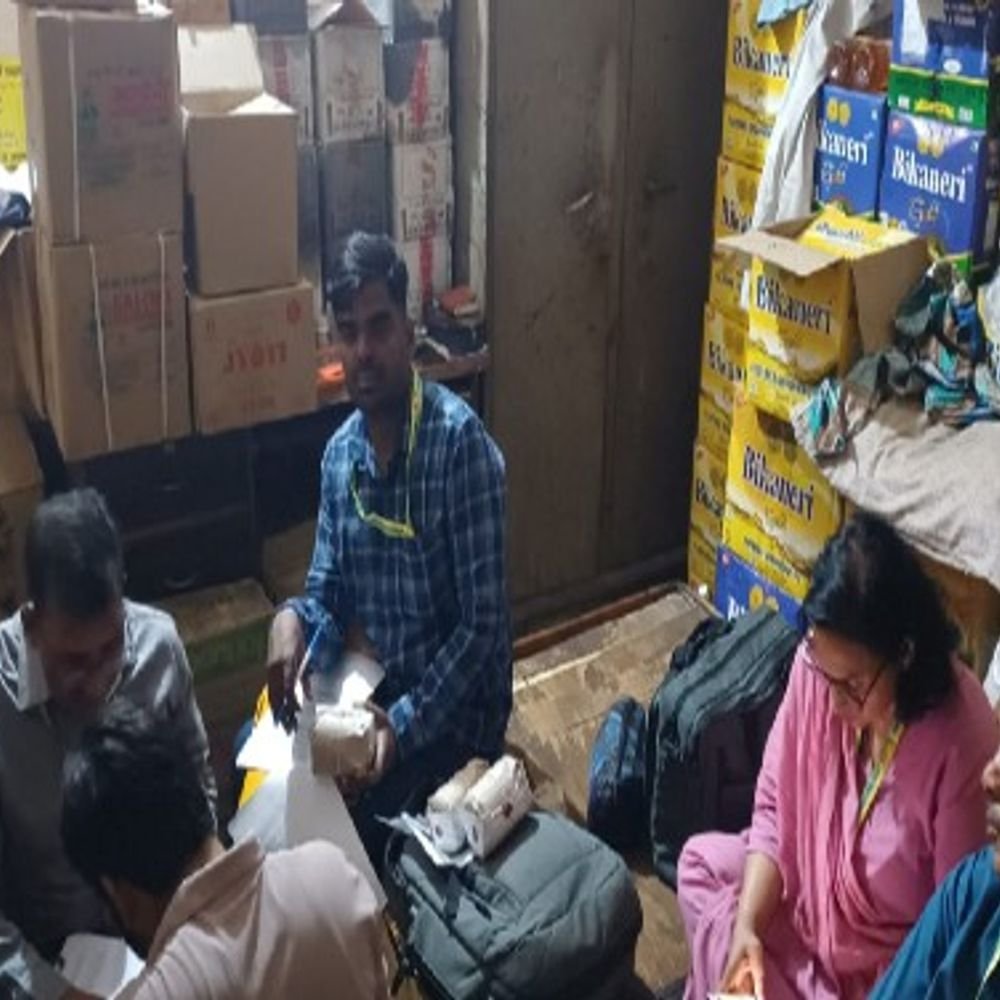 आगरा में खाद्य विभाग की कार्रवाई:कुट्टू का आटा और घी सहित 13 चीजों के लिए नमूने, 18,950 रुपए का सामान जब्त