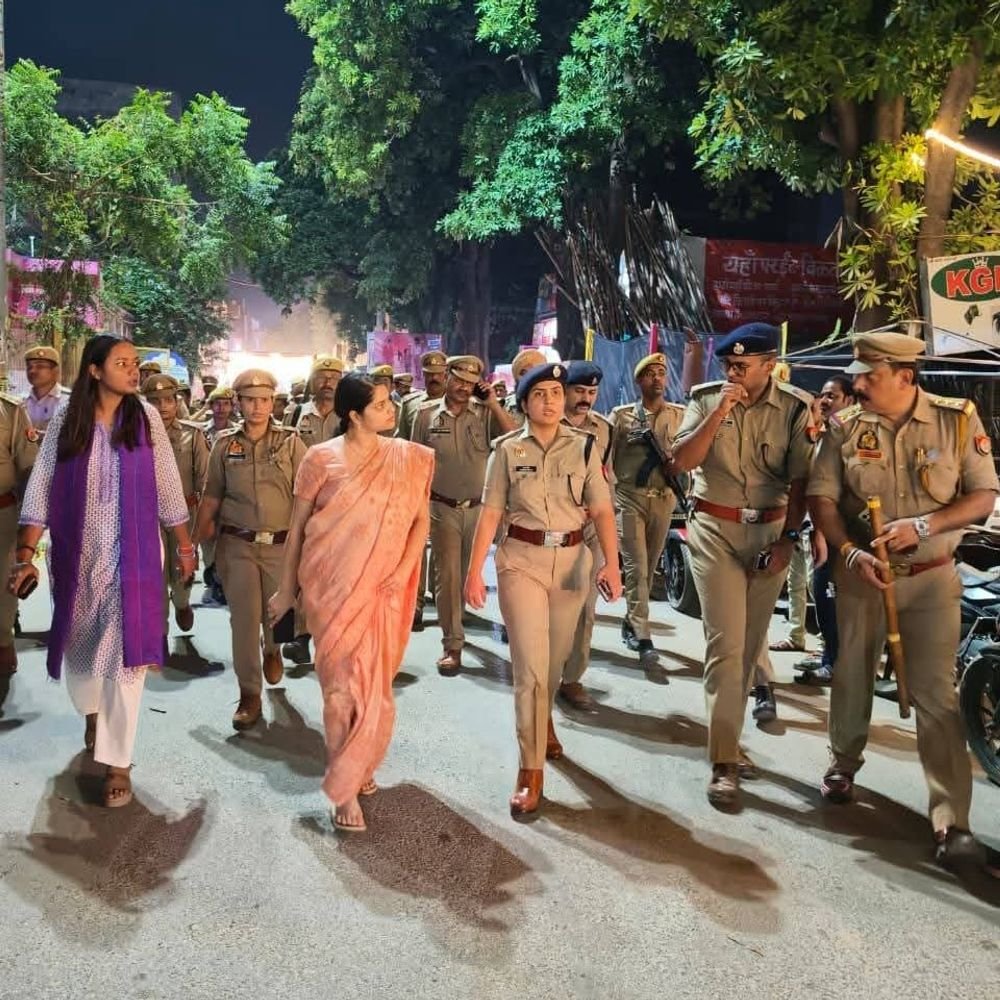 नवरात्रि में सुरक्षा परखने सड़कों पर उतरीं डीएम-एसपी:गश्त कर लिया सुरक्षा व्यवस्था का जायजा, पुलिसकर्मियों को सतर्क रहने के निर्देश