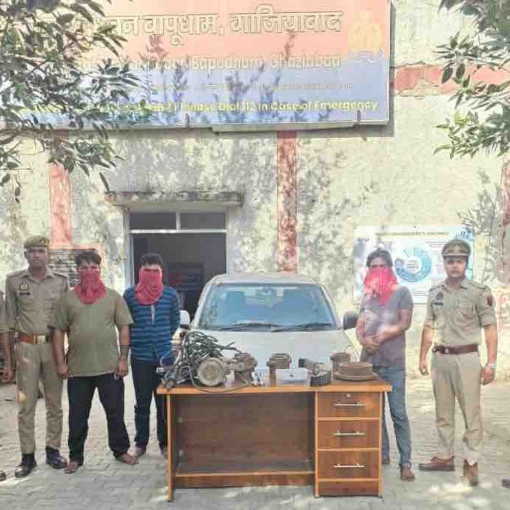 गाजियाबाद में फैक्ट्री से चोरी के 3 आरोपी गिरफ्तार:चोरी में इस्तेमाल कार, मशीनरी पार्ट और 4 हजार रुपए बरामद