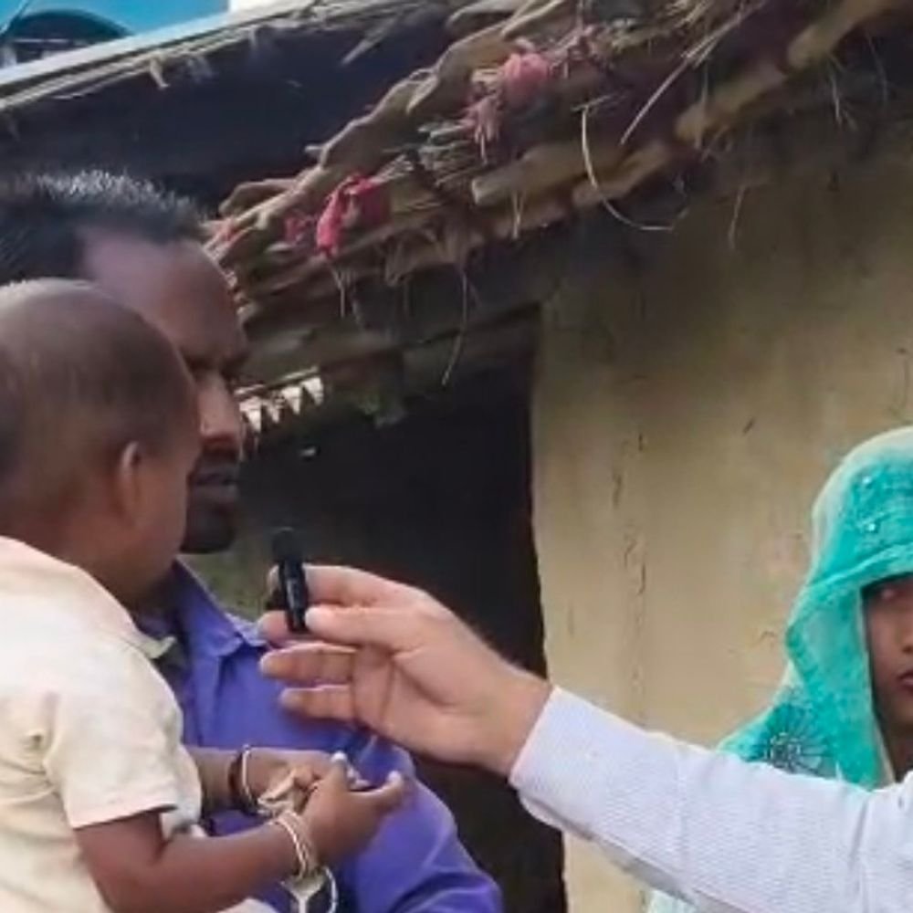 कौशांबी में कच्चा मकान होने पर भी महिला अपात्र घोषित:जांच अधिकारी ने पक्के मकान की फोटो लगाकर काटा नाम, सांसद से शिकायत