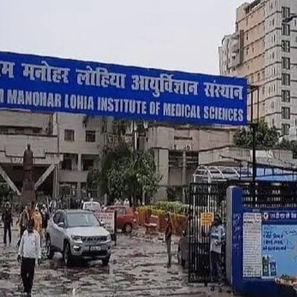 लोहिया के बाहर मरीज शिफ्टिंग से मना करने पर मारपीट:एंबुलेंस कर्मी को पीटा, आंख में चोट आईं; मोबाइल छीनने का आरोप