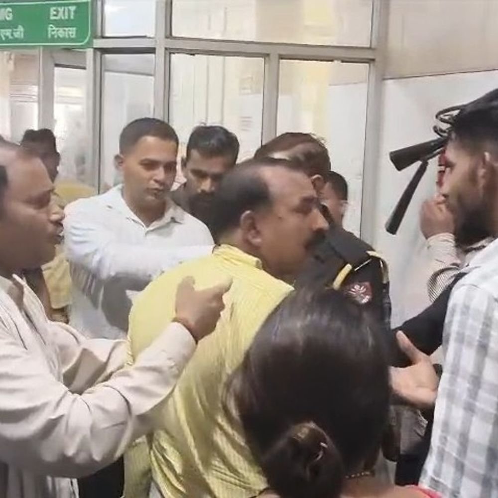 सेना की वर्दी पहनकर सैफई मेडिकल यूनिवर्सिटी पहुंचा व्यक्ति:पकड़ा, नौकरी के नाम पर दो लाख से अधिक की ठगी का आरोप