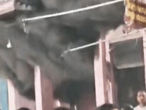 उन्नाव में कपड़े की दुकान में लगी आग:लाखों के नुकसान की आशंका, दमकल की दो गाड़ी बुझाने में जुटीं