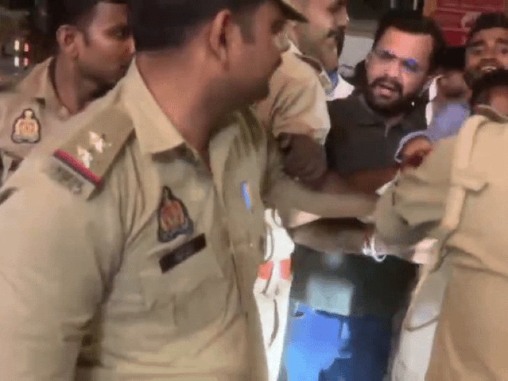 NSUI का हंगामा, आगरा कॉलेज प्राचार्य का फूंका पुतला:पुलिस से हुई धक्का-मुक्की, प्राचार्य को हटाने की मांग