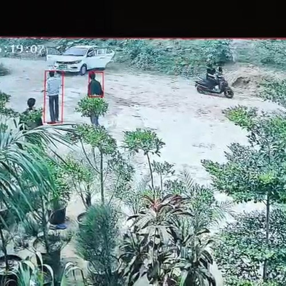 मैनपुरी में अपने आप पीछे चलने लगी इलेक्ट्रिक कार, VIDEO:टला बड़ा हादसा, मालिक ने दी कानूनी कार्रवाई की चेतावनी