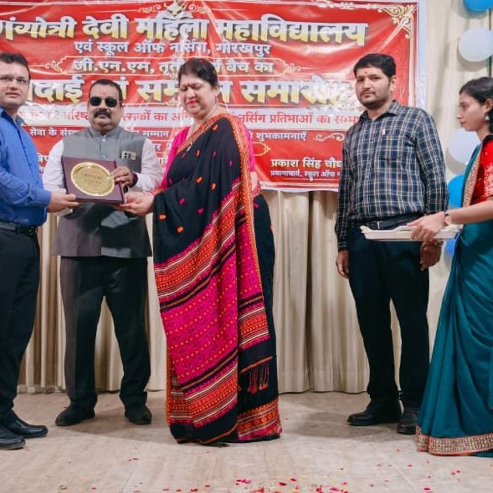 गंगोत्री देवी में चिकित्सकों का सम्मान:नर्सिंग प्रतिभाओं को सम्मानित कर जीएनएम तृतीय वर्ष के विद्यार्थियों को दी विदाई