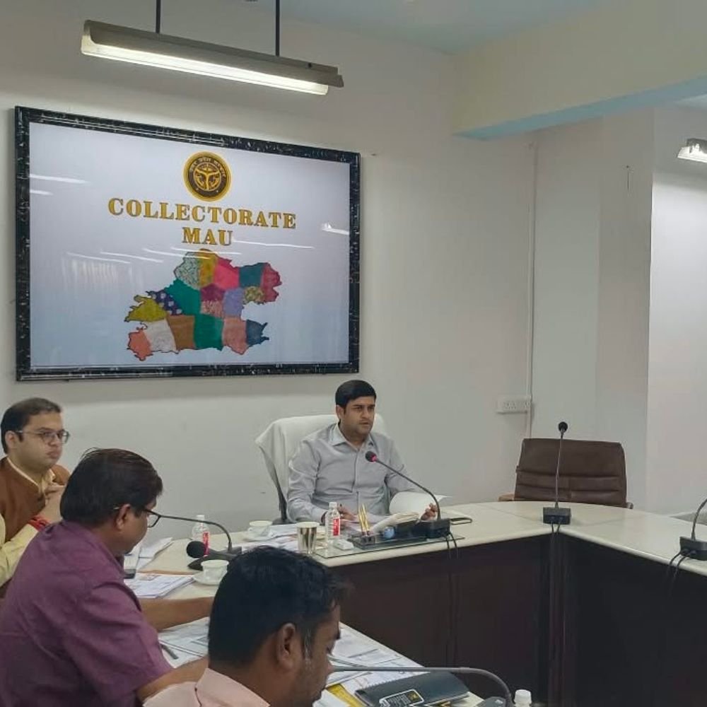 मऊ में 834 निर्माण परियोजनाओं में 437 लंबित:सीएंडडीएस के अभियंता का वेतन रोकने के निर्देश, डीएम ने लापरवाही पर जताई नाराजगी