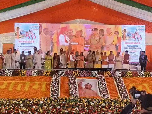 ग्राम प्रहरियों का मानदेय बढ़कर अब 3500 रुपये हुआ:बरेली में सीएम योगी ने किया सम्मानित, 68 हजार प्रहरियों को मिला 5 लाख का कैशलेस इलाज