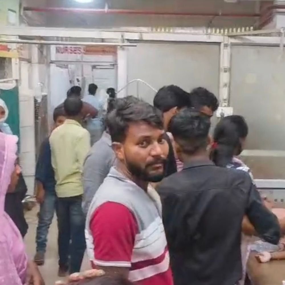 खाना बनाते समय सिलेंडर में लगी आग:सुल्तानपुर में महिला और 3 बच्चियां झुलसीं, मेडिकल कॉलेज में भर्ती