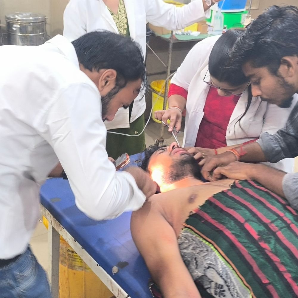 उदयपुर में मधुमक्खियों के हमले में मैनपुरी का युवक घायल:खेत में चारा लेने गया था; छत्ता टूटकर गिरा, कान से निकलीं जिंदा मधुमक्खियां