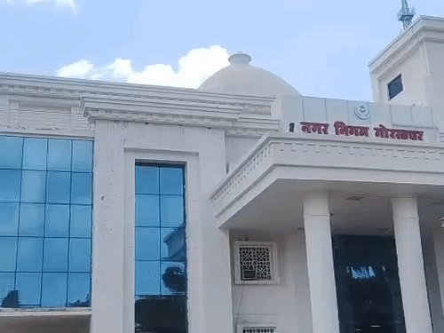 कागज के गत्ते पर सरिया रखकर स्लैब की ढलाई:नगर निगम ने ठेकेदार को ब्लैकलिस्ट और जमानत राशि जब्त की