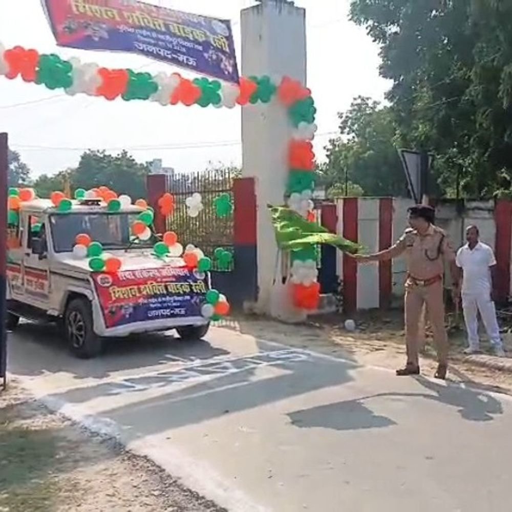 मऊ में महिला पुलिसकर्मियों ने निकाली बाइक रैली:ASP ने पुलिस लाइन से हरी झंडी दिखाकर किया रवाना, हेल्पलाइन की दी जानकारी