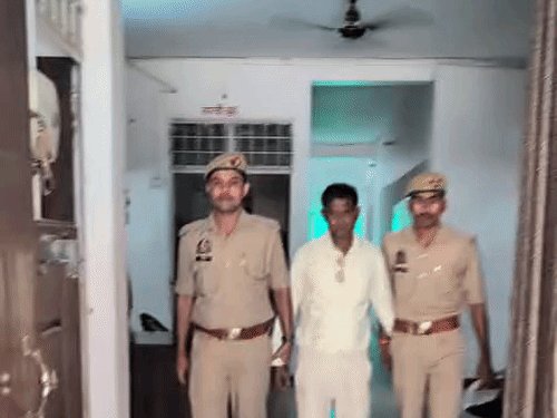 झांसी में गबन के आरोपी प्रधानाध्यापक गिरफ्तार:मिड-डे-मील की चेक में छेड़छाड़ कर 2.15 लाख रुपए निकाले थे