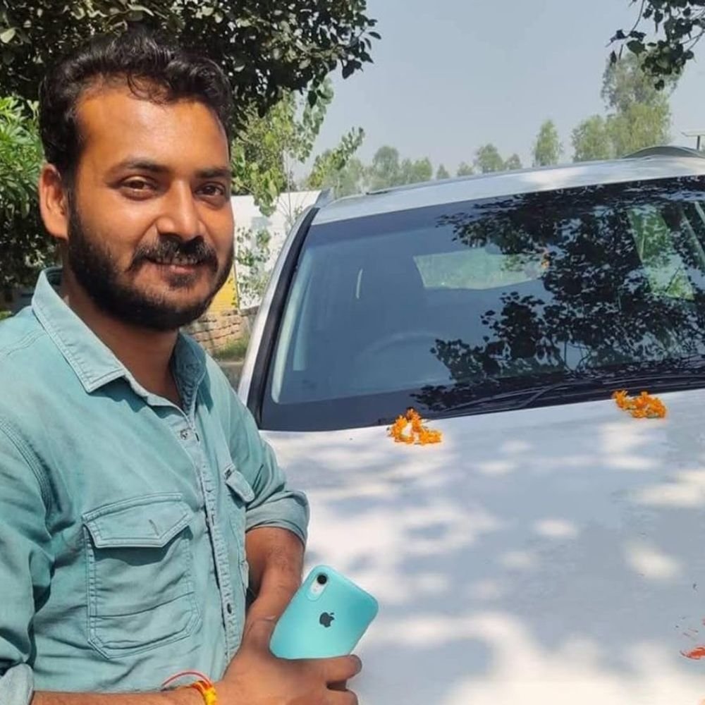 कानपुर में युवक ने फंदे से लटककर दी जान:बेटे ने खिड़की से देखा तो कमरे में शव लटका था, पत्नी काम पर गई थी