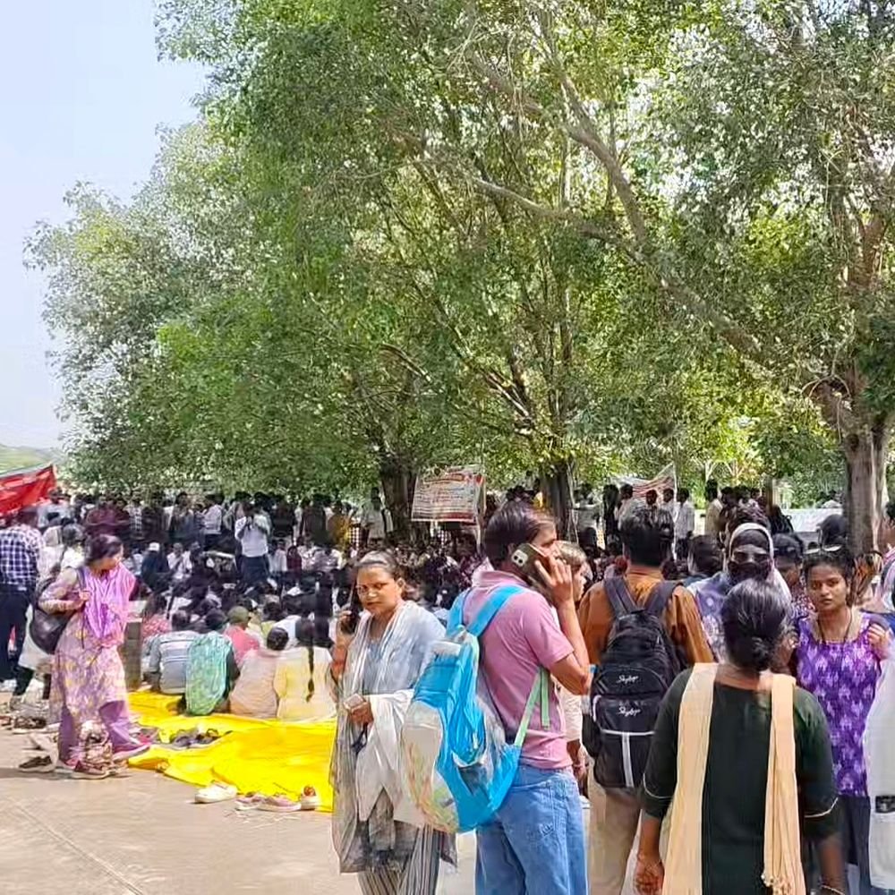लखनऊ में सीएचओ का धरना प्रदर्शन:वाराणसी में स्वास्थ्य सेवाएं हो रही प्रभावित, मरीज सीएचसी-पीएचसी जाने को मजबूर