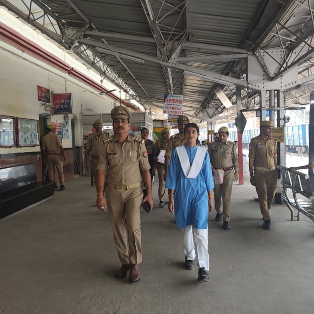 छात्रा सलोनी बनी एक दिन की थाना प्रभारी:सुल्तानपुर रेलवे स्टेशन पर मिशन शक्ति तहत परखी जीआरपी सुरक्षा व्यवस्था