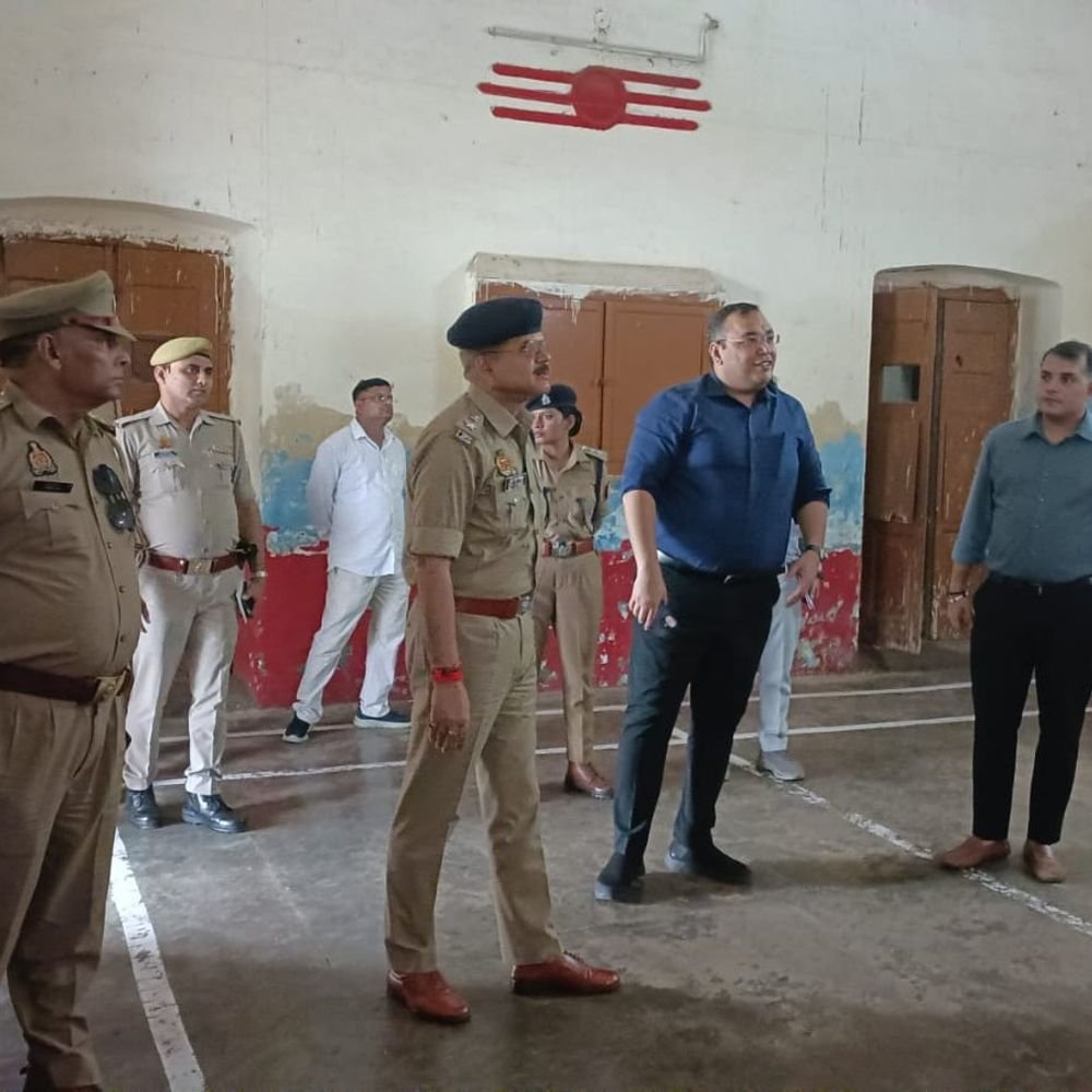 डीएम-एसपी ने एमएलसी चुनाव के मतदान केंद्रों का निरीक्षण किया:कासगंज में स्नातक के 12 और शिक्षक के 8 केंद्र, 11,216 मतदाता डालेंगे वोट
