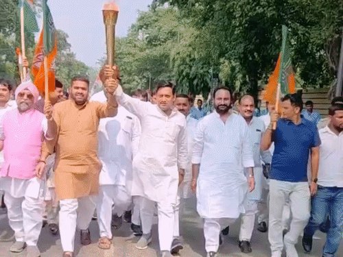 रामपुर में निकली सेवा संकल्प रैली:PM मोदी के सार्वजनिक जीवन के 25 साल के संघर्ष और कार्यों का दिया संदेश