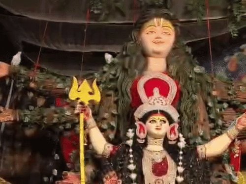 पेड़ की जड़ से प्रकट हुईं माता रानी:गोरखपुर में बनी 'वन देवी' थीम पर अनोखी प्रतिमा, पलकें झपकाकर दे रही दिव्य दर्शन