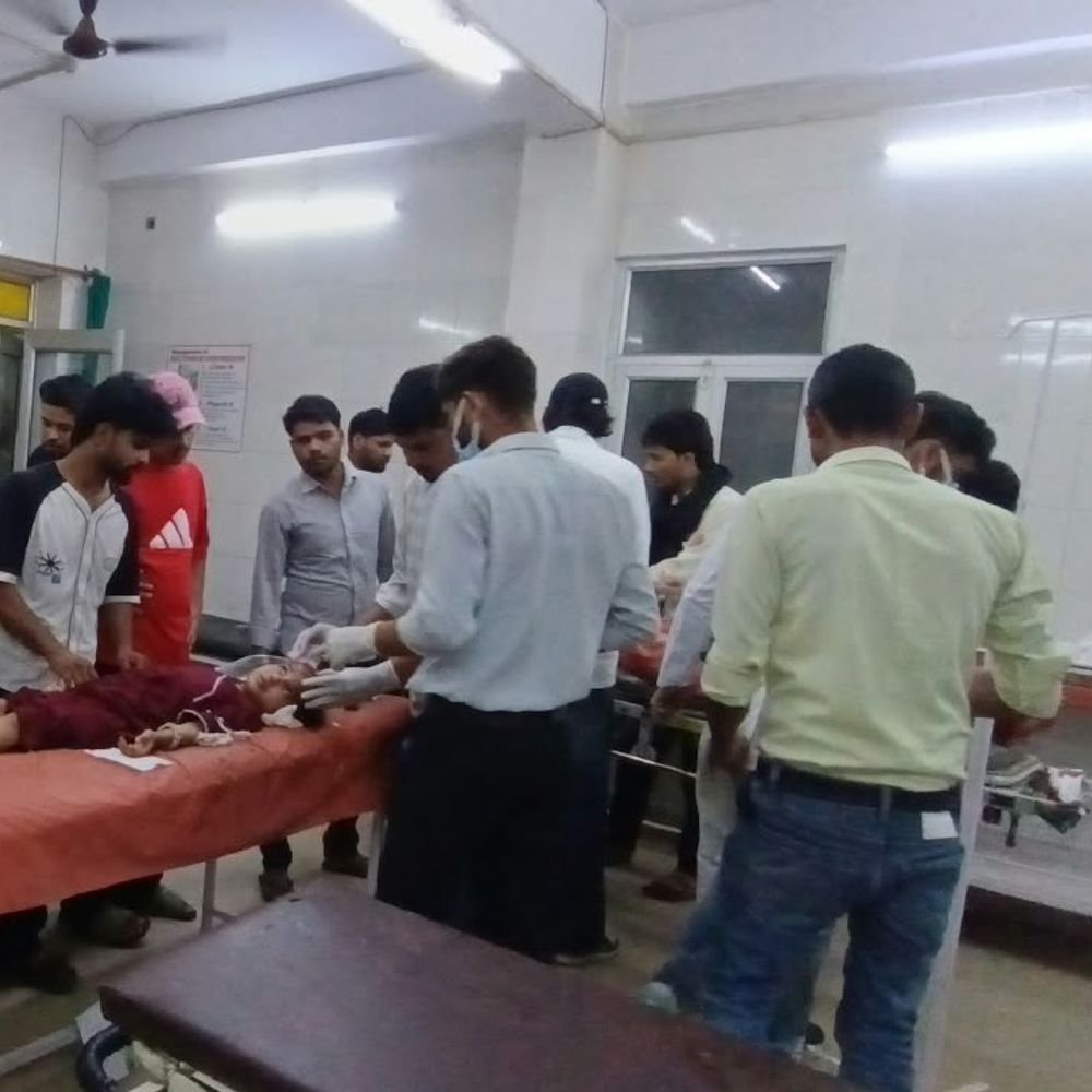 बिजनौर में ट्रक ने बाइक को रौंदा, बच्चे की मौत:माता-पिता और बहन गंभीर घायल, गाड़ी छोड़कर ड्राइवर फरार