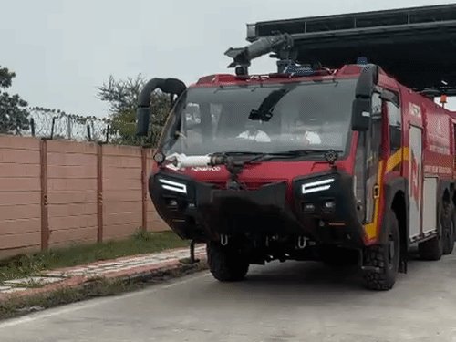 दुबई से आया अत्याधुनिक ARFF वाहन, लागत 6.7 करोड़ रूपए:120 की रफ्तार से दौड़ेगा 36 टन का फायर टेंडर, 10 हजार लीटर पानी से बुझाएगा आग
