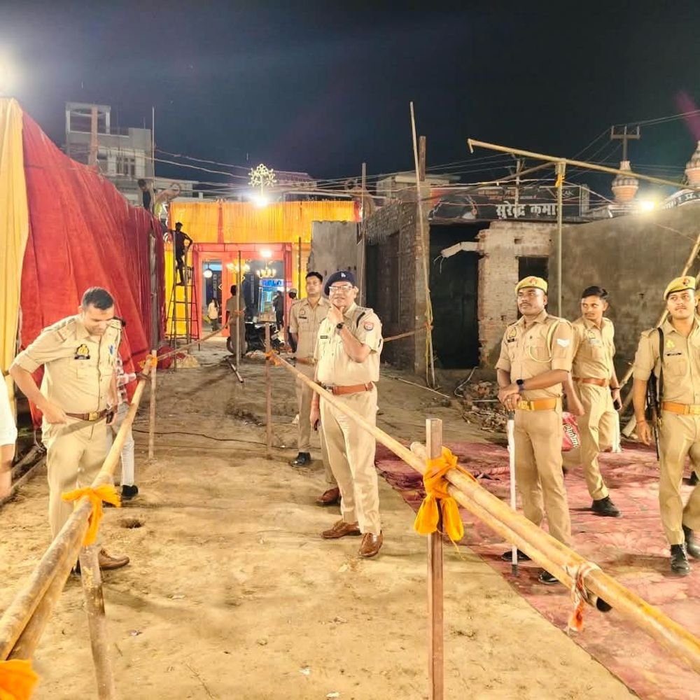 महराजगंज में 1747 दुर्गा प्रतिमाओं की सुरक्षा के कड़े इंतजाम:7 थानों को मिली अतिरिक्त फोर्स, सोशल मीडिया पर होगी निगरानी