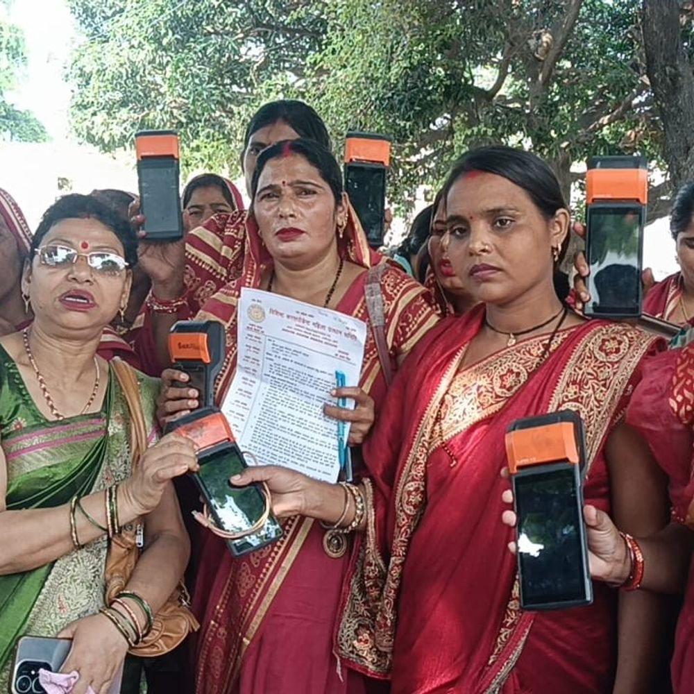 संभल में बीसी सखियों का प्रदर्शन:पंचायत भवन में बैठने की व्यवस्था की मांग