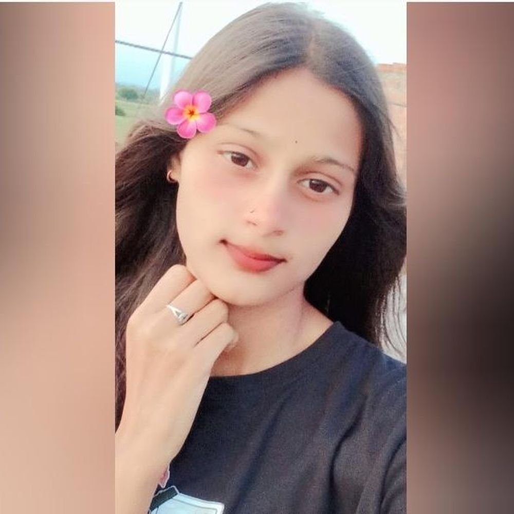 महोबा में मोबाइल विवाद पर किशोरी ने की आत्महत्या:भाई से मोबाइल को लेकर हुआ था झगड़ा, पुलिस ने दरवाजा तोड़कर निकाला शव