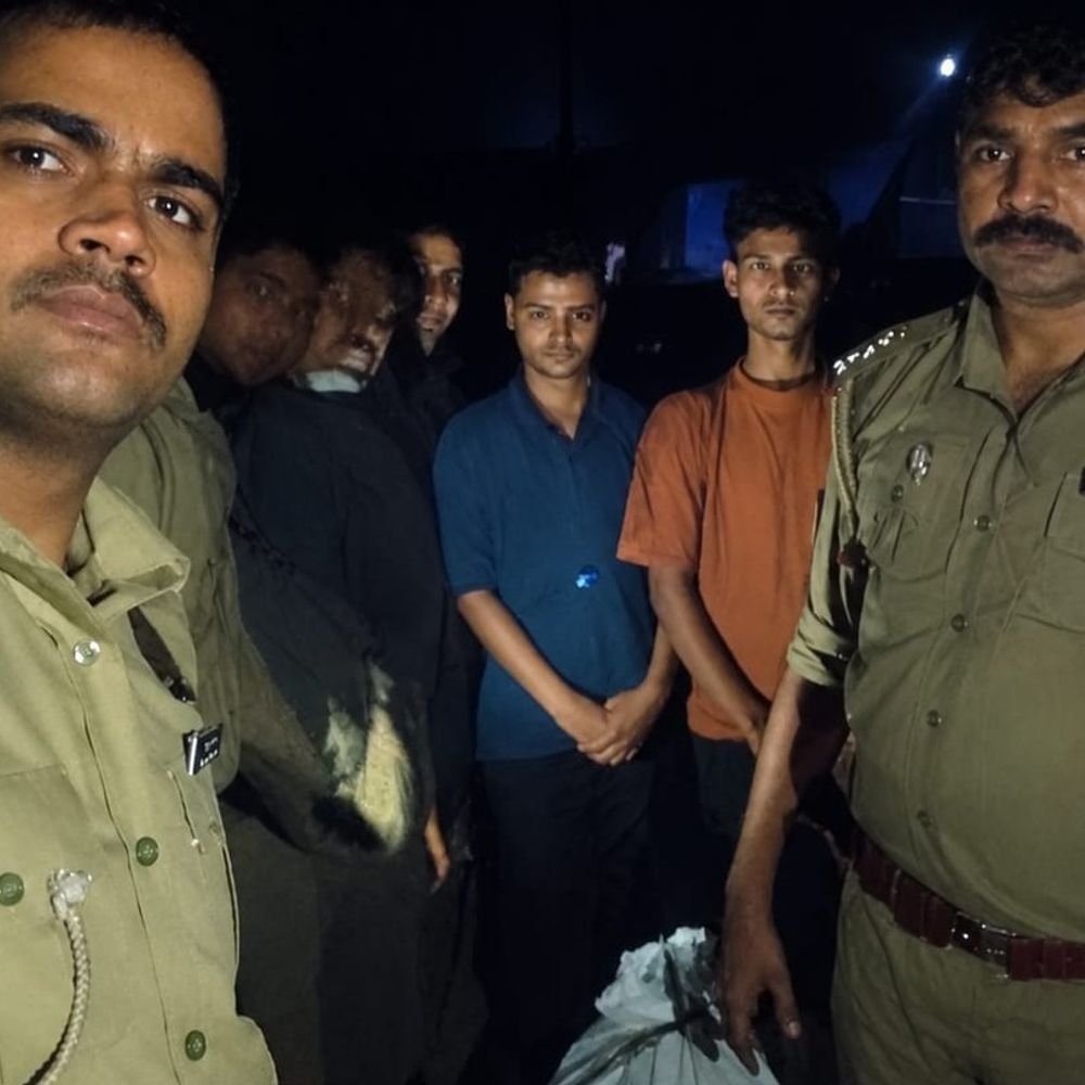 कानपुर में ई-ऑटो से 77 किलो पटाखे बरामद, 2 गिरफ्तार:उन्नाव से खरीदकर गांवों में महंगे दाम पर बेचने की थी तैयारी