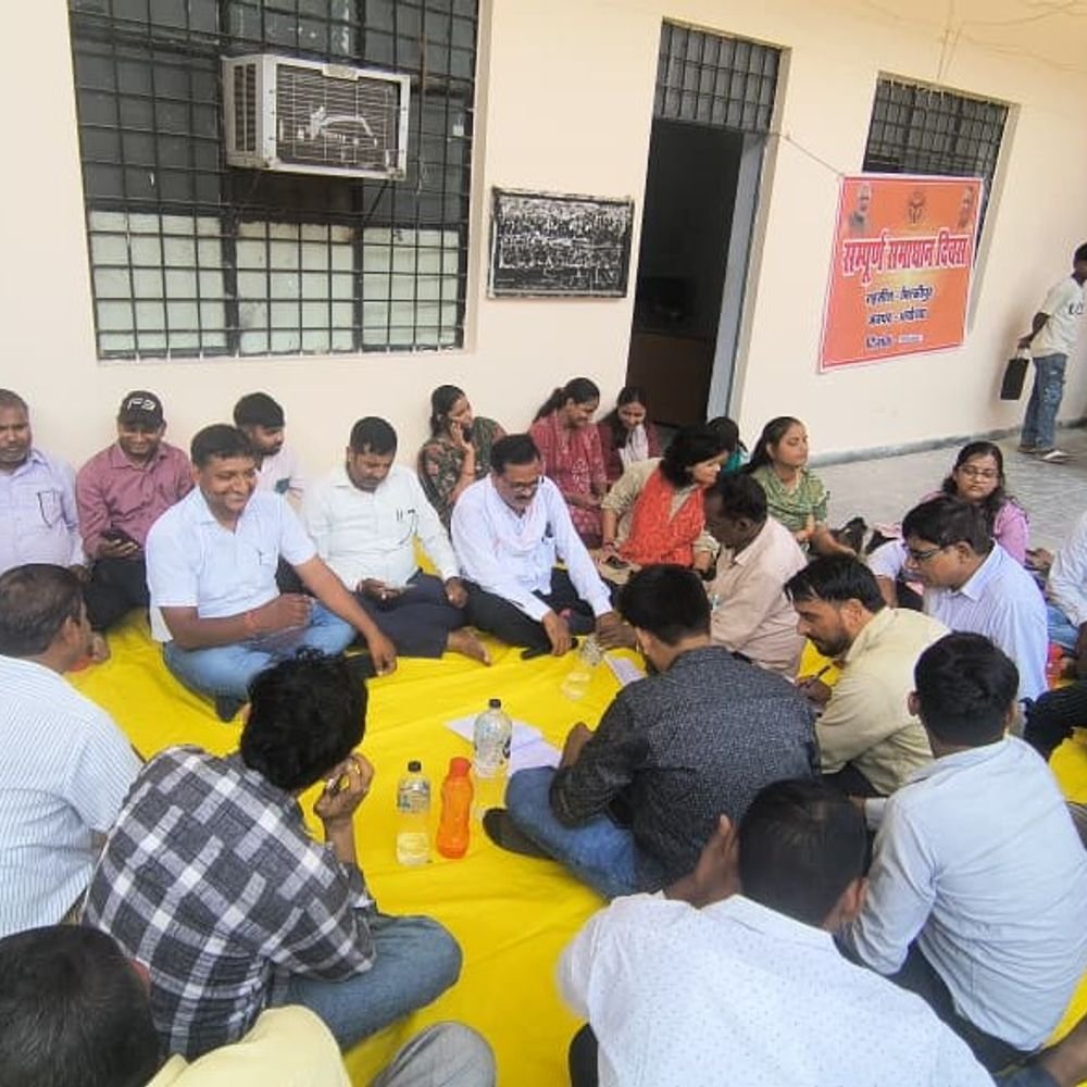 अयोध्या में लेखपालों का धरना शुरू:मांगों को लेकर सभी तहसीलों में प्रदर्शन, 17 अक्टूबर से कार्य बहिष्कार की चेतावनी