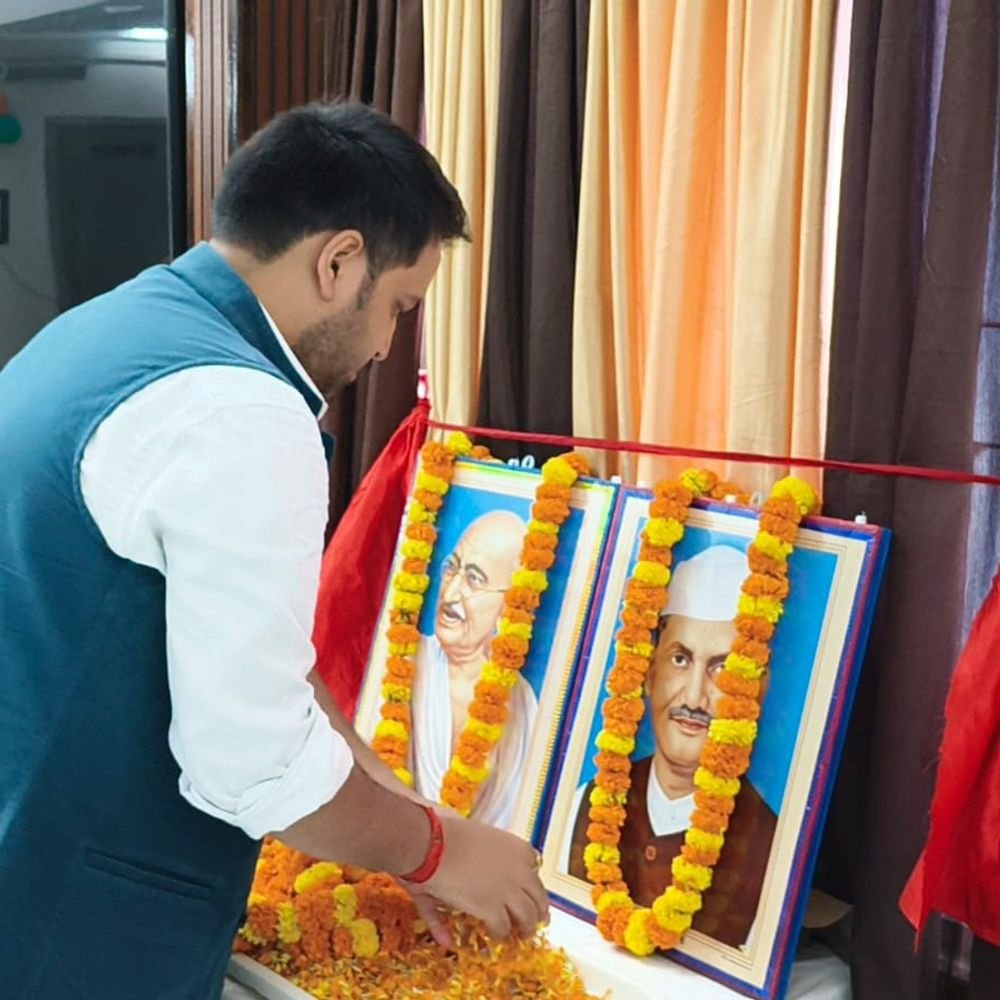 सोनभद्र कलेक्ट्रेट में गांधी-शास्त्री जयंती पर कार्यक्रम:डीएम ने प्रतिमाओं पर माल्यार्पण किया, 7 क्षय रोगियों को बांटी पोषाहार पोटली