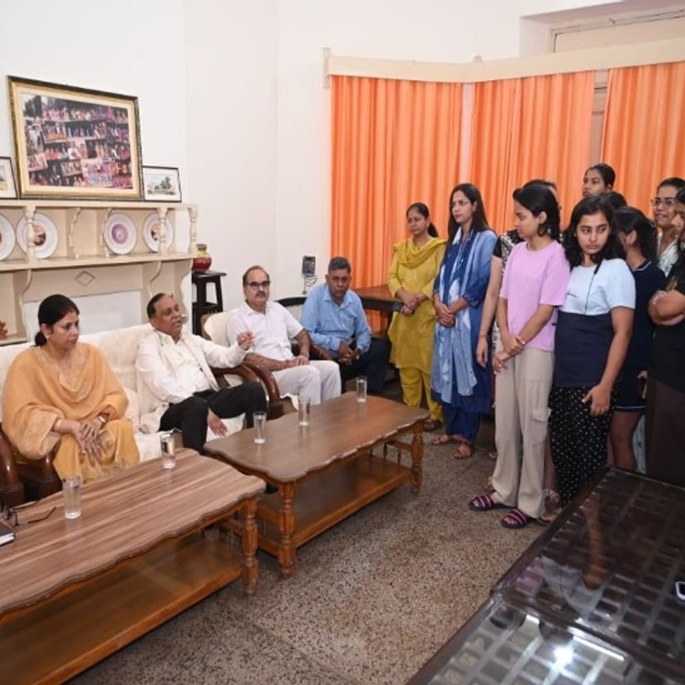LU कैलाश हॉस्टल की मेस बंद करने का आदेश वापस:निरीक्षण के लिए पहुंचे कुलपति, छात्राएं खुद करेंगी खाने की निगरानी
