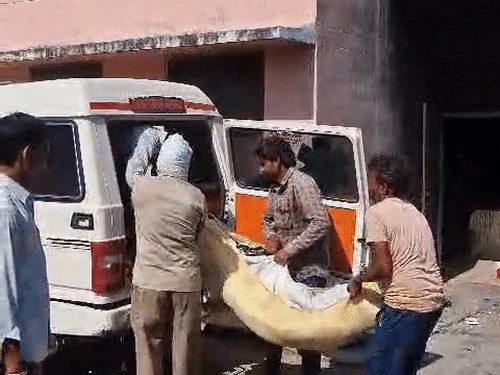 झांसी में सिर में चोट लगने से युवक की मौत:घर के आंगन में लाश मिली, परिजन बोले- नशे में रहता था, पत्नी छोड़कर जा चुकी थी