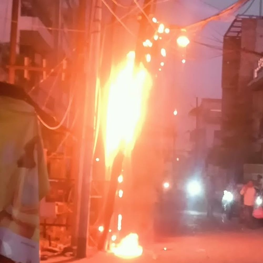 सहारनपुर में बिजली के खंभे की केबलों में आग लगी:शॉर्ट सर्किट से उठीं लपटें, लोगों ने बाल्टियों से पानी डाला, फायर ब्रिगेड ने काबू पाया