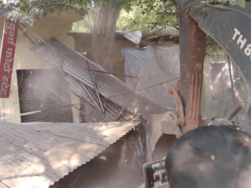 आगरा RTO कार्यालय के पास चला नगर निगम का बुलडोजर:दुकानदारों ने विरोध का प्रयास किया, टास्क फोर्स से नोकझोंक