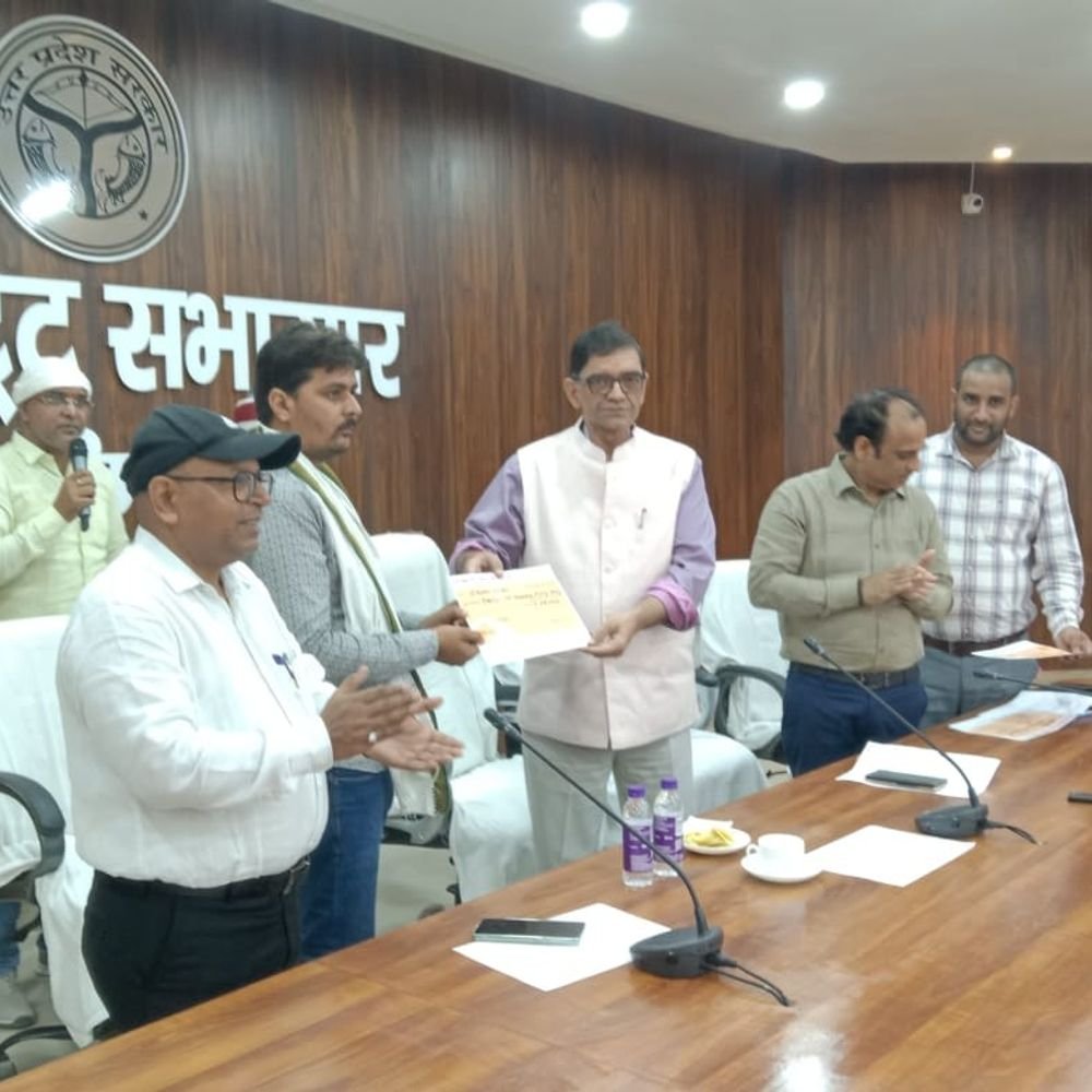 आपदा पीड़ित किसानों को 3.10 करोड़ की राहत:बलिया में डीएम ने 100 किसानों को प्रतीकात्मक चेक दिए