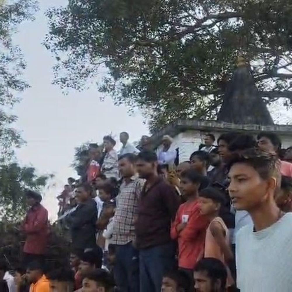तालाब में डूबे युवक का 24 घंटे बाद मिला शव:खेत जाते समय पैर फिसलने से डूबा, पीएसी और गोताखोर कर रहे थे तलाश