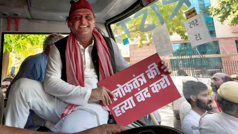 102 डिग्री बुखार में प्रदर्शन पहुंचे अखिलेश, सपा ने बताई पूरी वजह