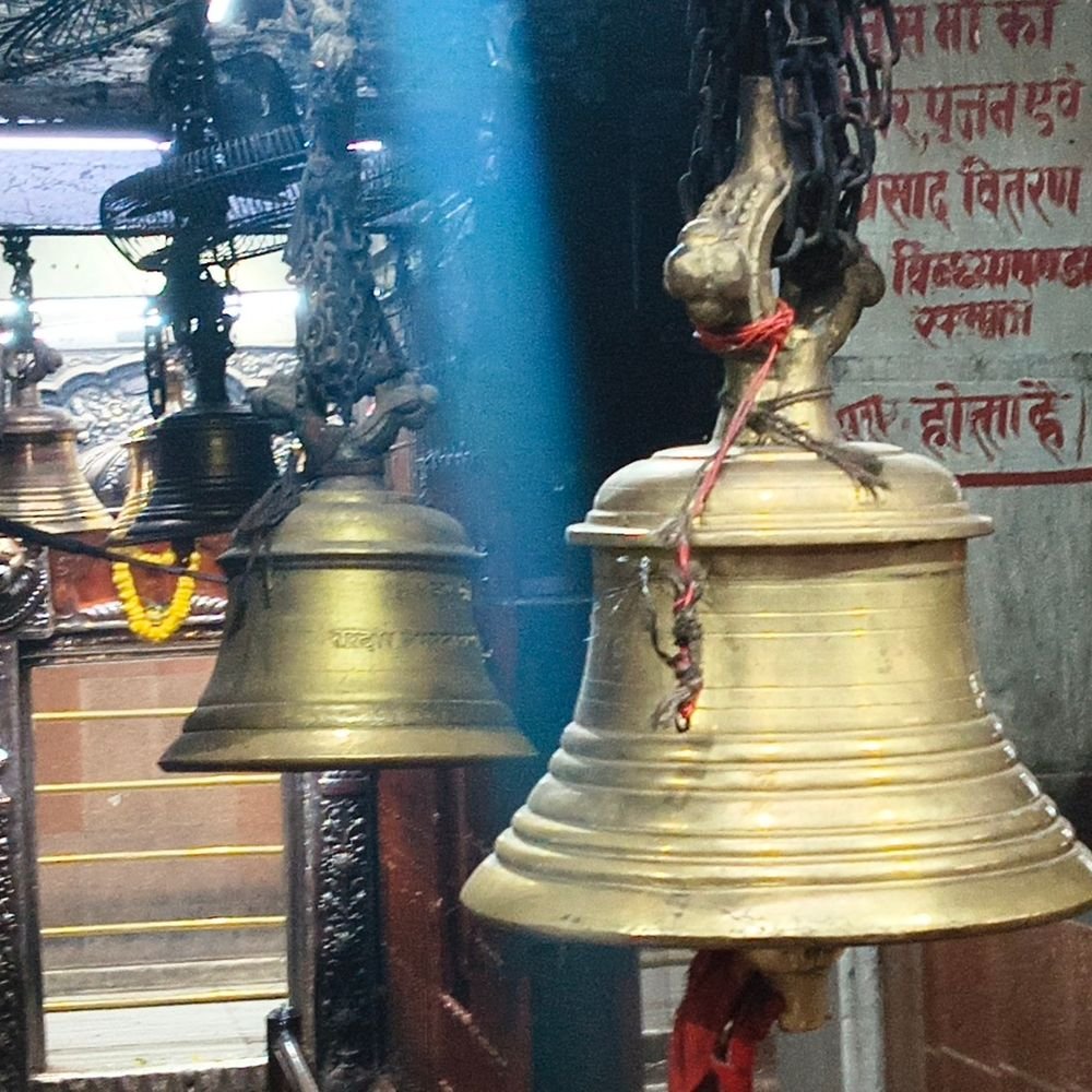 विंध्याचल धाम के अधिकांश घंटों से गायब हैं दोलक:मिर्जापुर में भक्त घंटा बजाकर लगाते हैं हाजिरी, नवरात्रि से पहले व्यवस्था पर सवाल