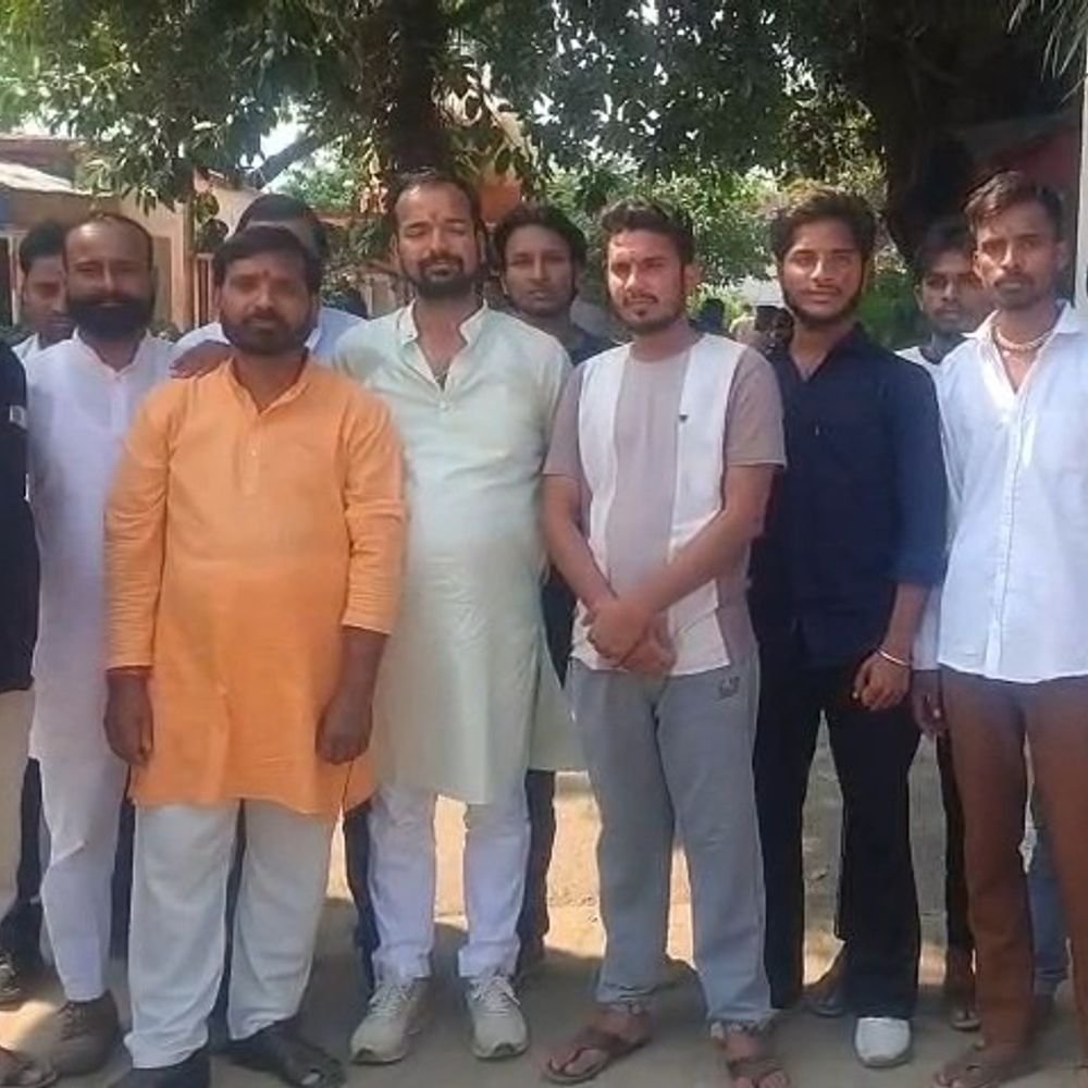 हिंदू लड़की को लेकर होटल पहुंचे 3 युवक:आधार कार्ड मांगने पर मैनेजर से भिड़े, बजरंग दल का हंगामा, पुलिस ने तीनों को पकड़ा