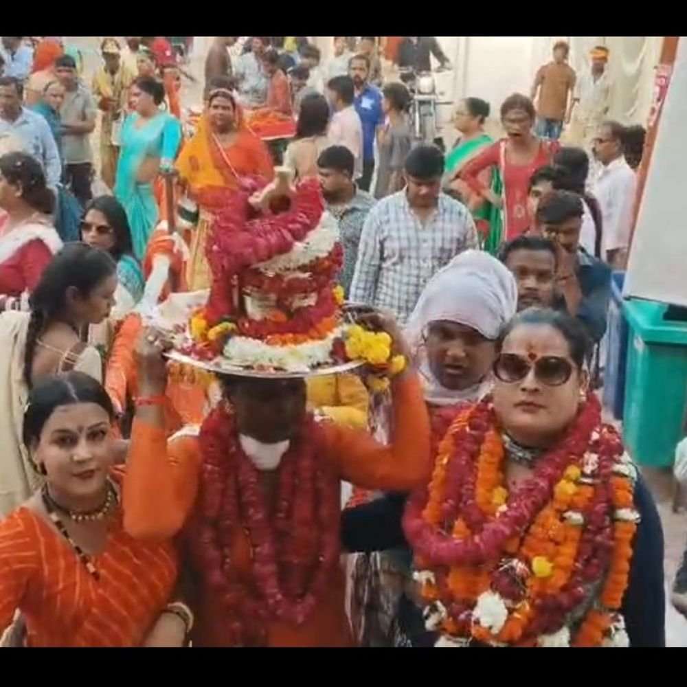 किन्नर समाज ने दाऊजी महाराज मंदिर में घंटा चढ़ाया:गाजे-बाजे के साथ डांस करते हुए मंदिर पहुंचे किन्नर, मंदिर में की पूजा अर्चना